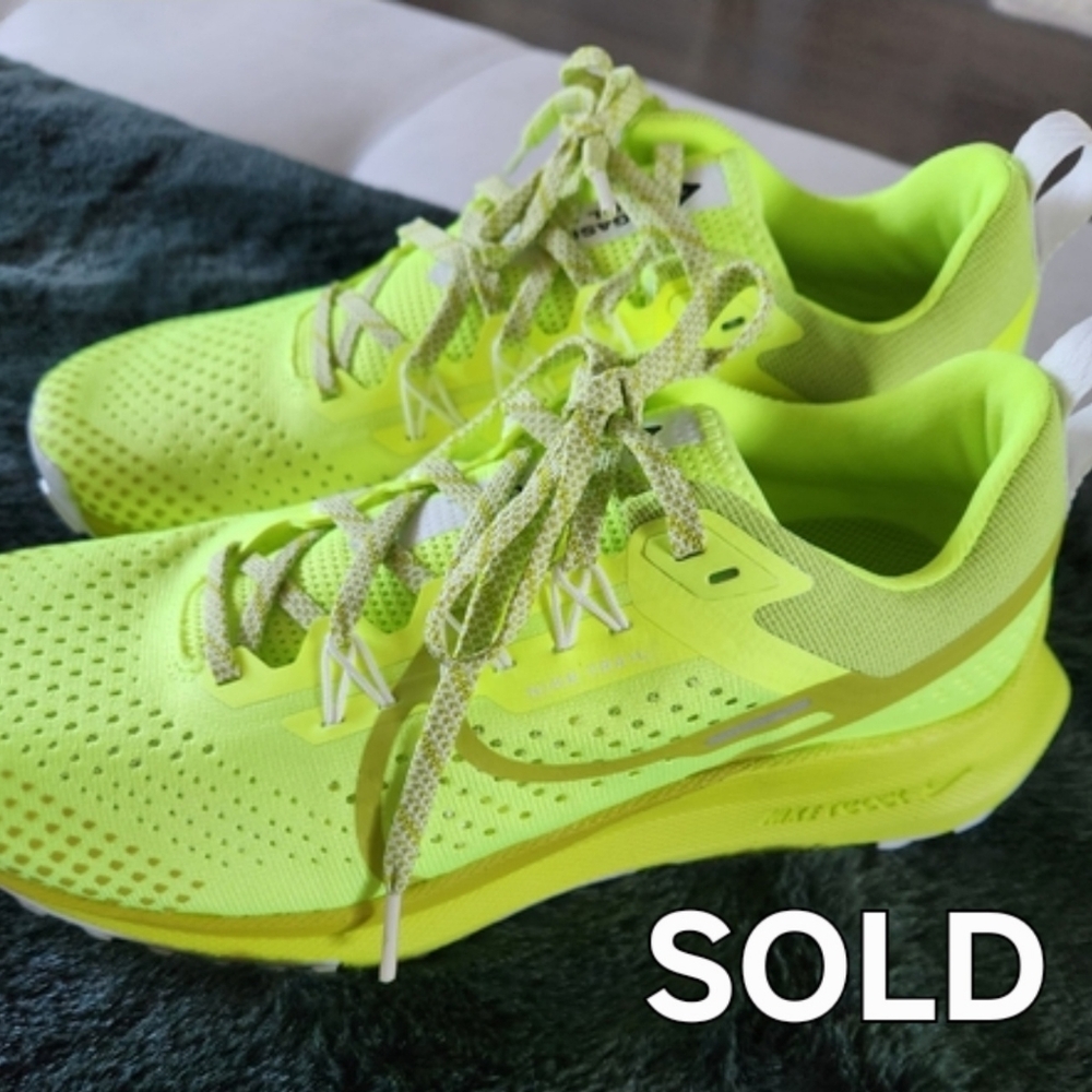 SOLD 🌟 NWT NIKE PEGASUS TRAIL 4 CACTUS & BLACK SZ 8 WOMEN 💛 NEVER WORN